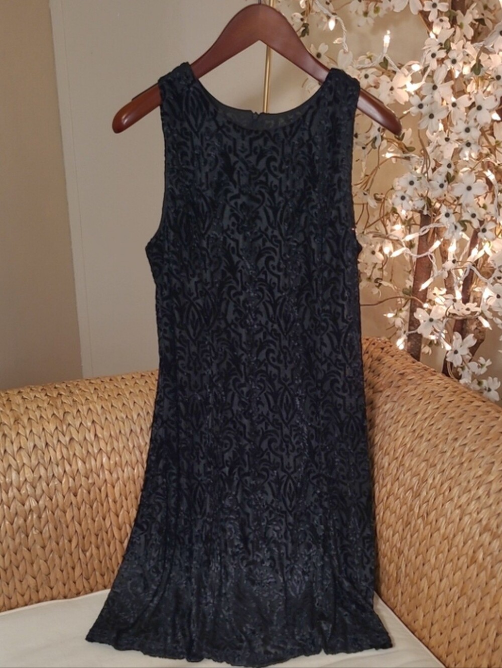 Elegant Sleeveless Black A-line Dress with Velvet Detail